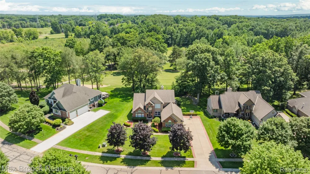 2322 Sandlewood Drive White Lake Charter Township, MI 48383