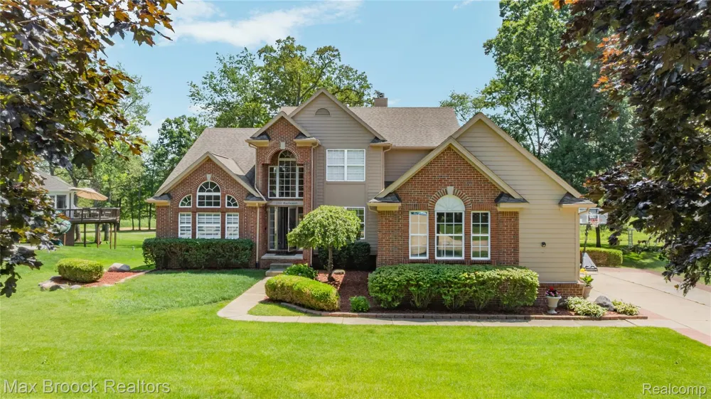 2322 Sandlewood Drive White Lake Charter Township, MI 48383