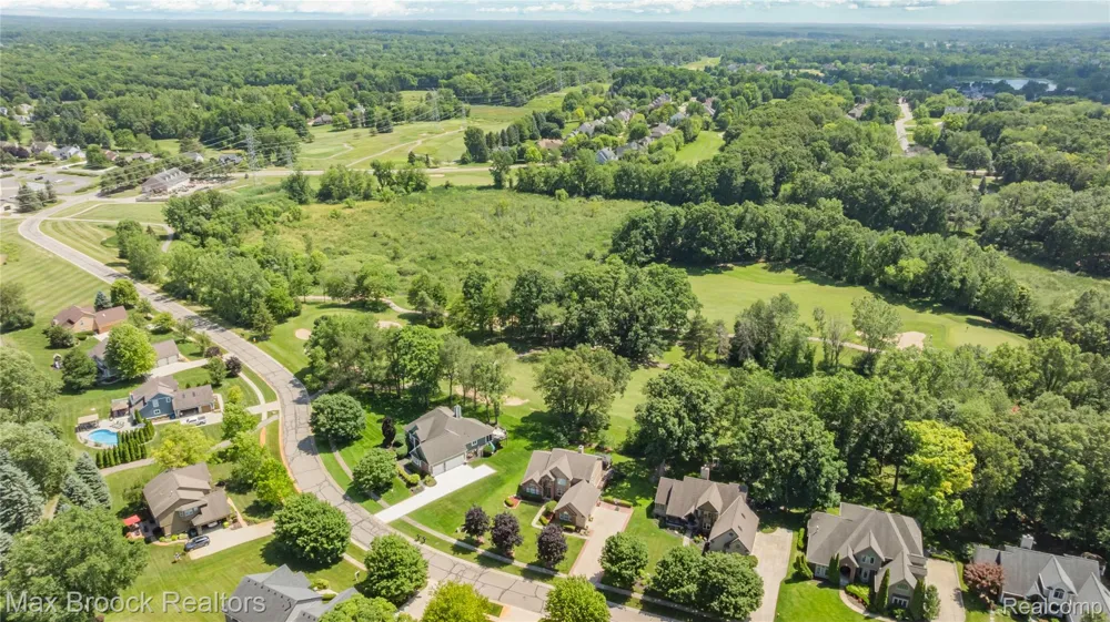 2322 Sandlewood Drive White Lake Charter Township, MI 48383