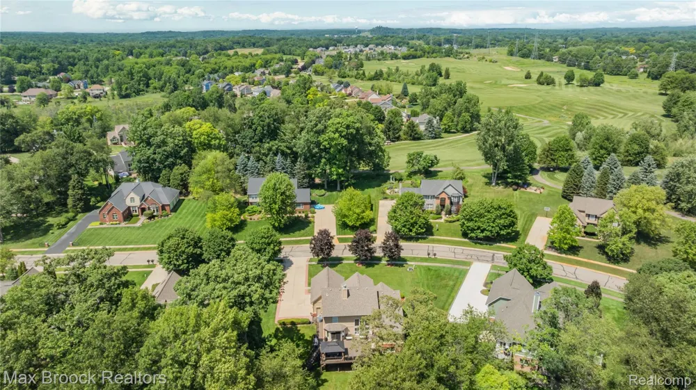 2322 Sandlewood Drive White Lake Charter Township, MI 48383