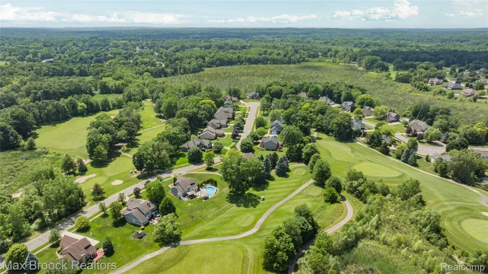 2322 Sandlewood Drive White Lake Charter Township, MI 48383