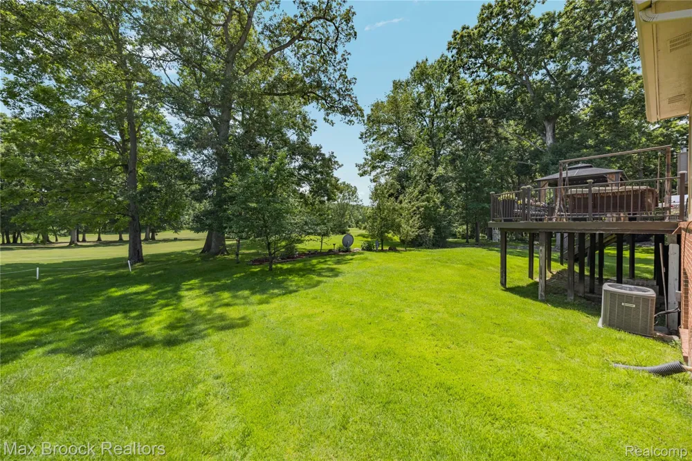 2322 Sandlewood Drive White Lake Charter Township, MI 48383