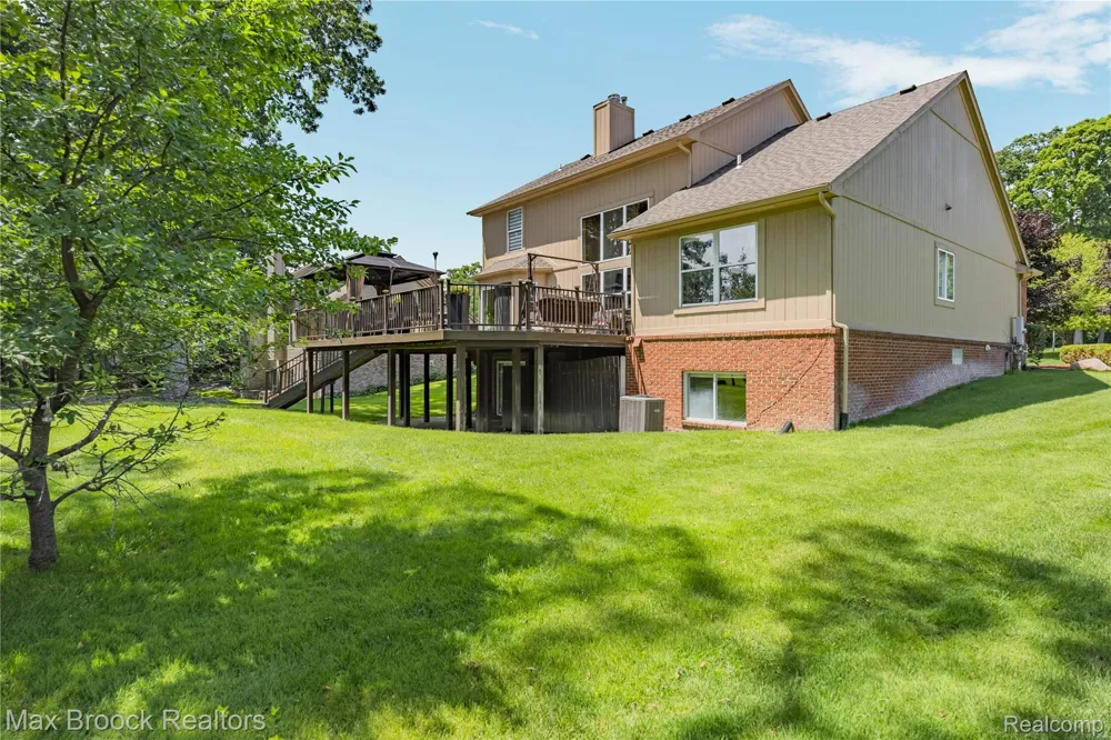 2322 Sandlewood Drive White Lake Charter Township, MI 48383