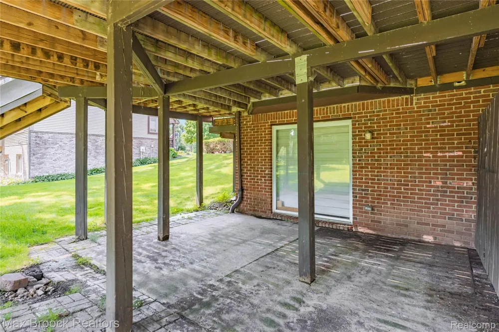2322 Sandlewood Drive White Lake Charter Township, MI 48383