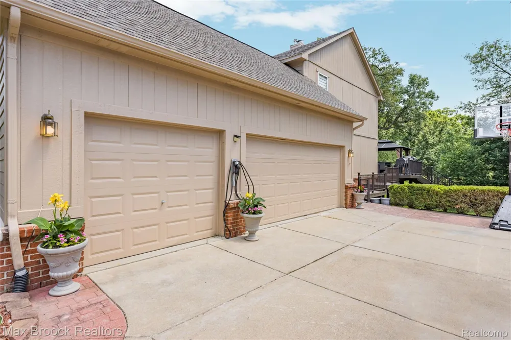 2322 Sandlewood Drive White Lake Charter Township, MI 48383