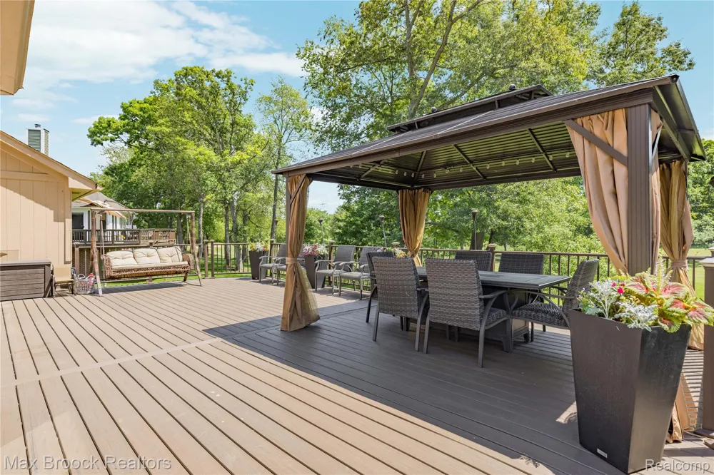 2322 Sandlewood Drive White Lake Charter Township, MI 48383