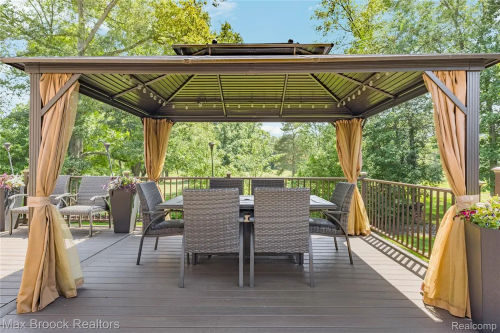 2322 Sandlewood Drive White Lake Charter Township, MI 48383
