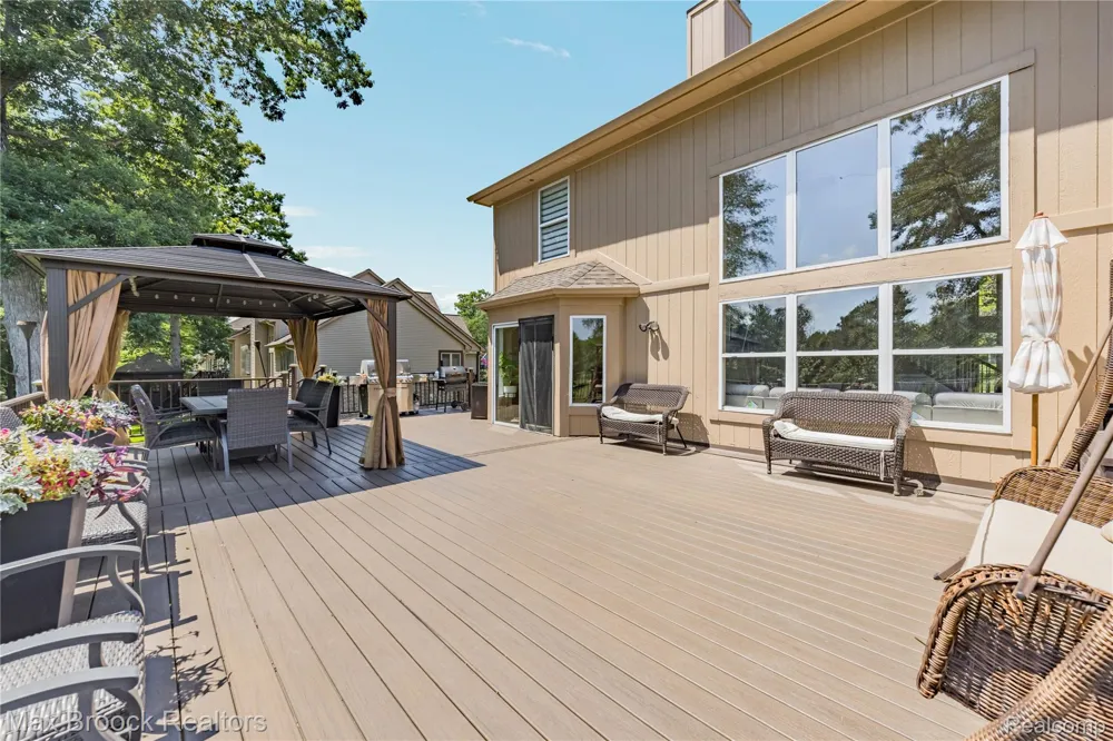 2322 Sandlewood Drive White Lake Charter Township, MI 48383