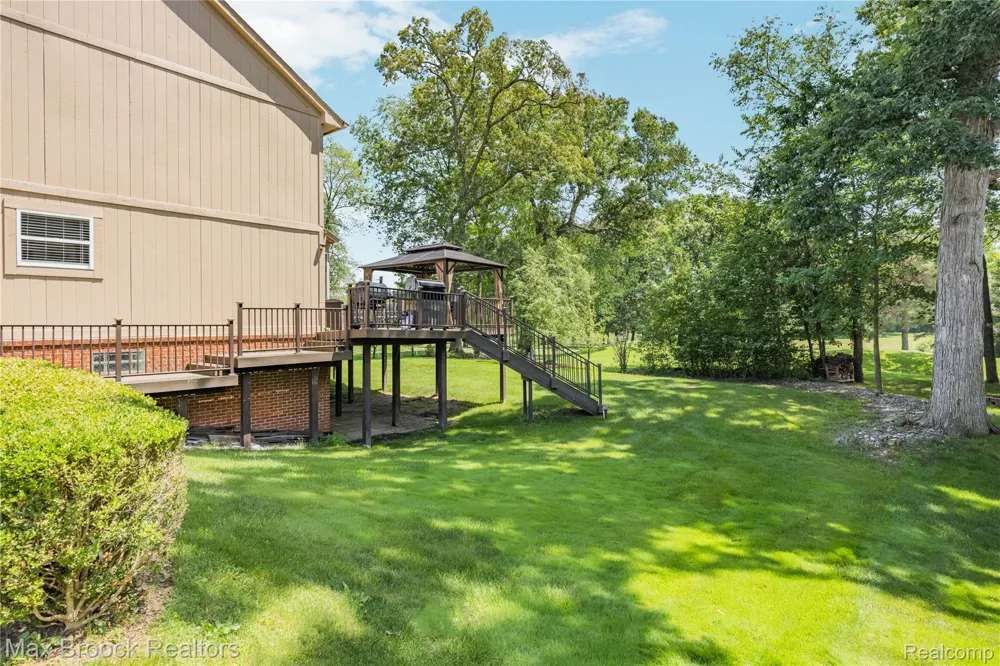 2322 Sandlewood Drive White Lake Charter Township, MI 48383