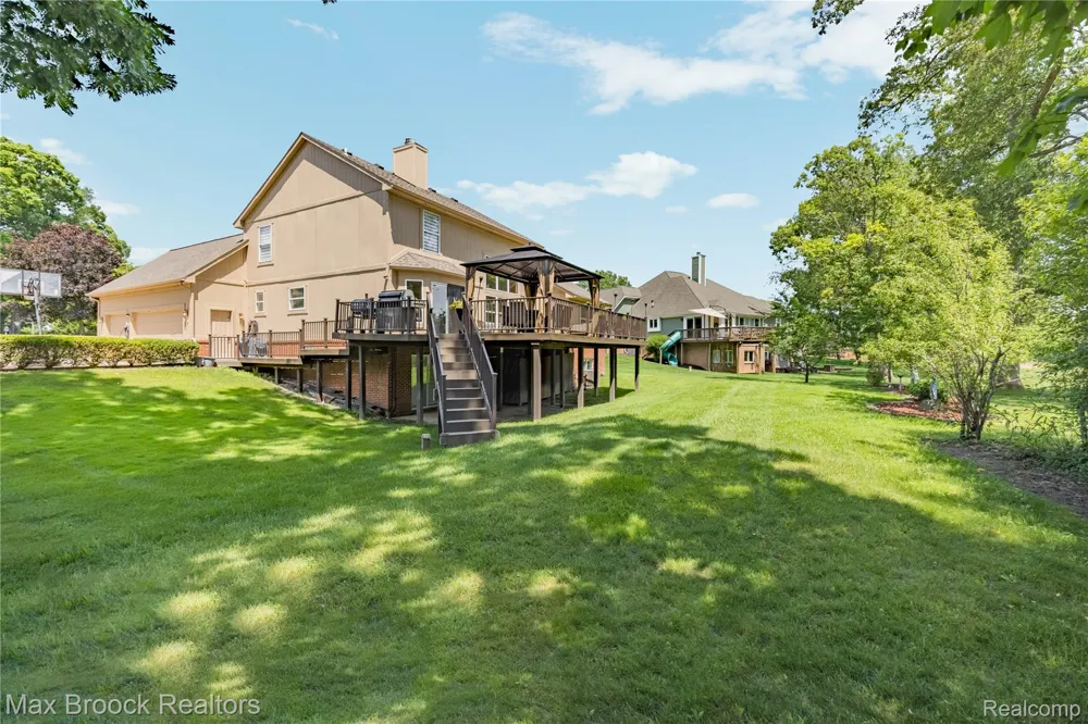 2322 Sandlewood Drive White Lake Charter Township, MI 48383