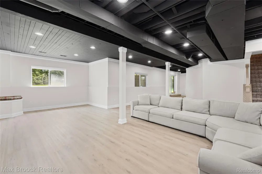 2322 Sandlewood Drive White Lake Charter Township, MI 48383