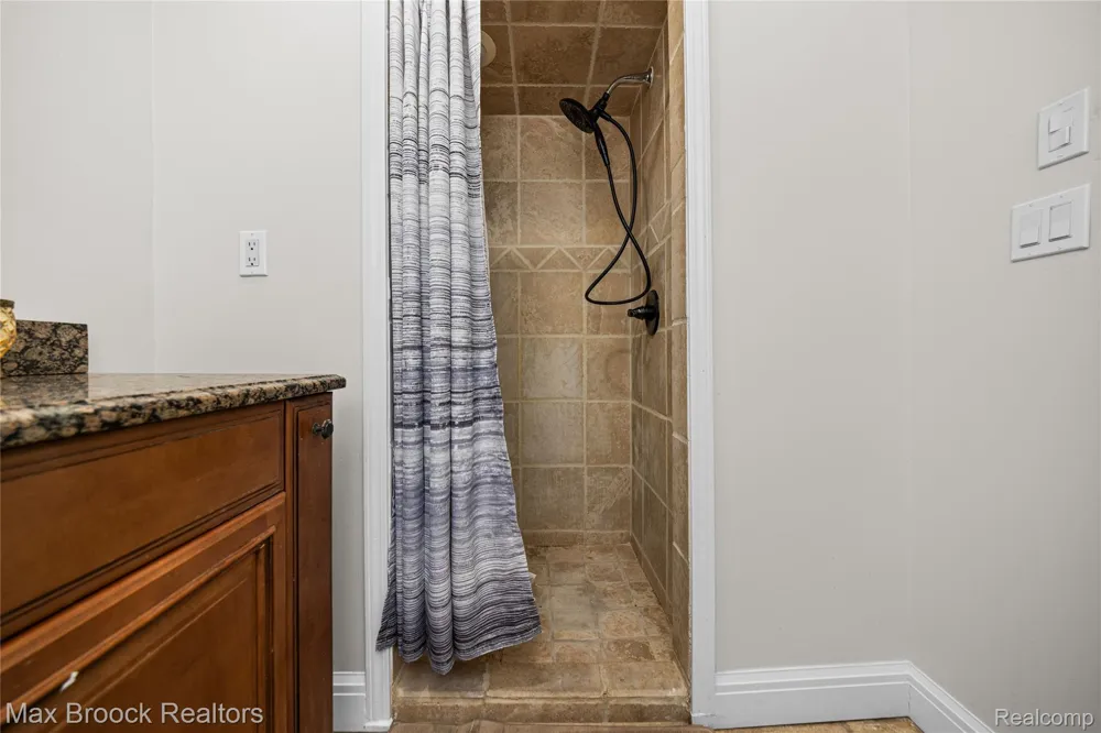 2322 Sandlewood Drive White Lake Charter Township, MI 48383