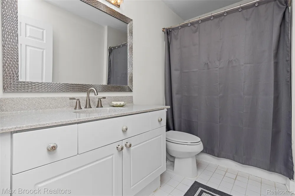 2322 Sandlewood Drive White Lake Charter Township, MI 48383