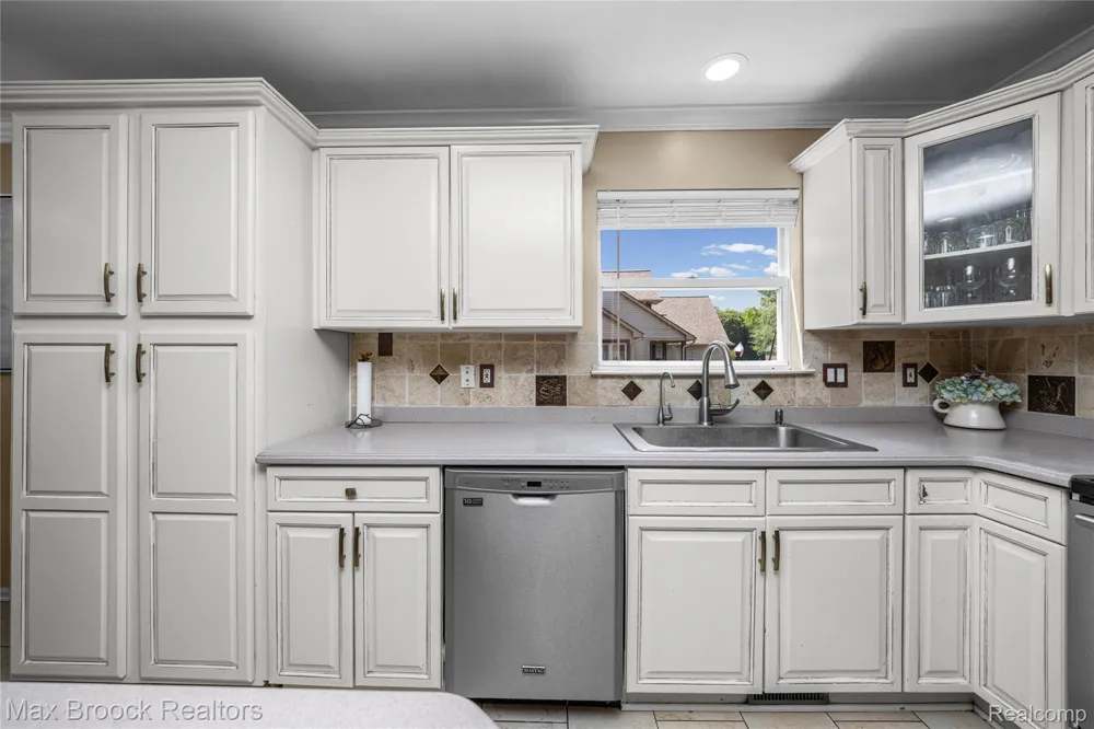 2322 Sandlewood Drive White Lake Charter Township, MI 48383