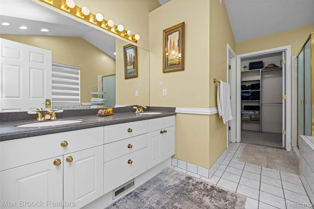 2322 Sandlewood Drive White Lake Charter Township, MI 48383