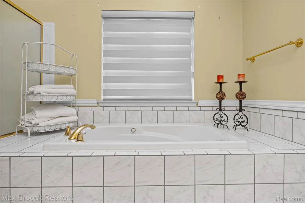 2322 Sandlewood Drive White Lake Charter Township, MI 48383