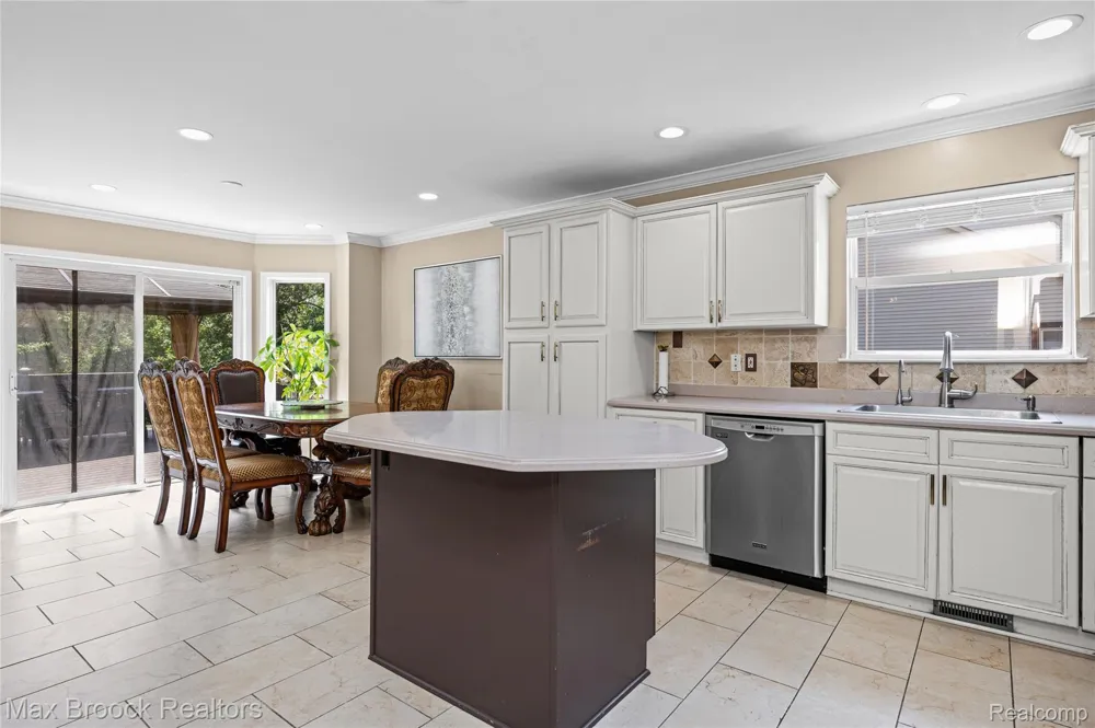 2322 Sandlewood Drive White Lake Charter Township, MI 48383