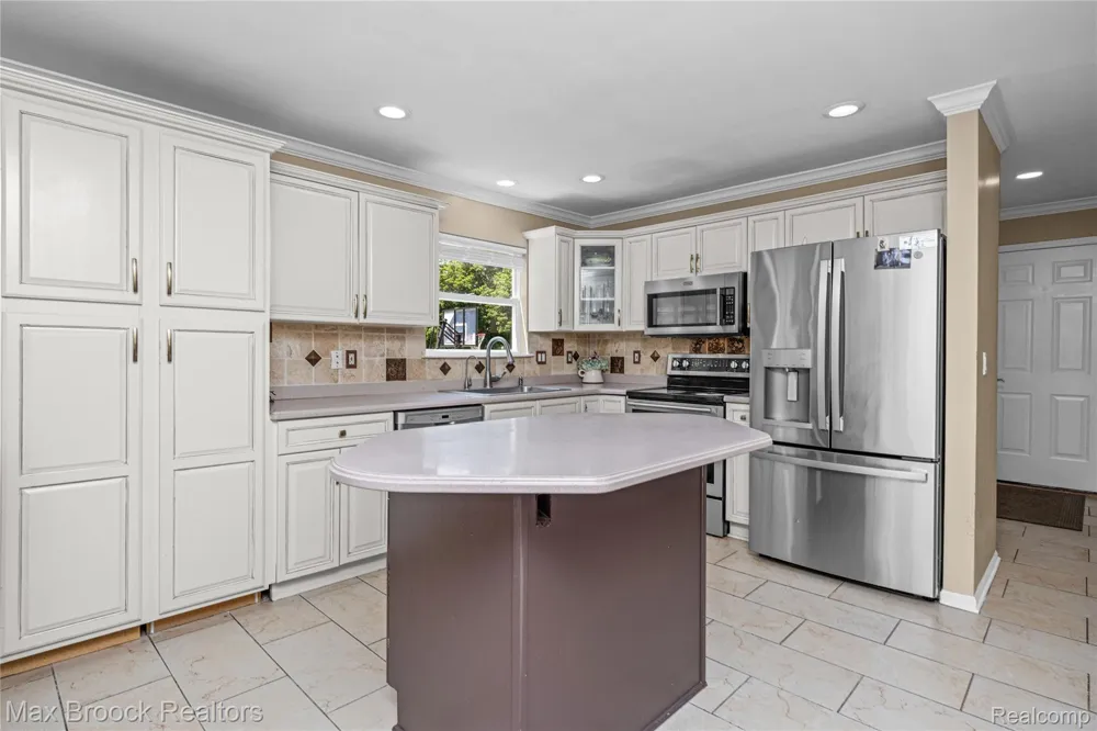 2322 Sandlewood Drive White Lake Charter Township, MI 48383