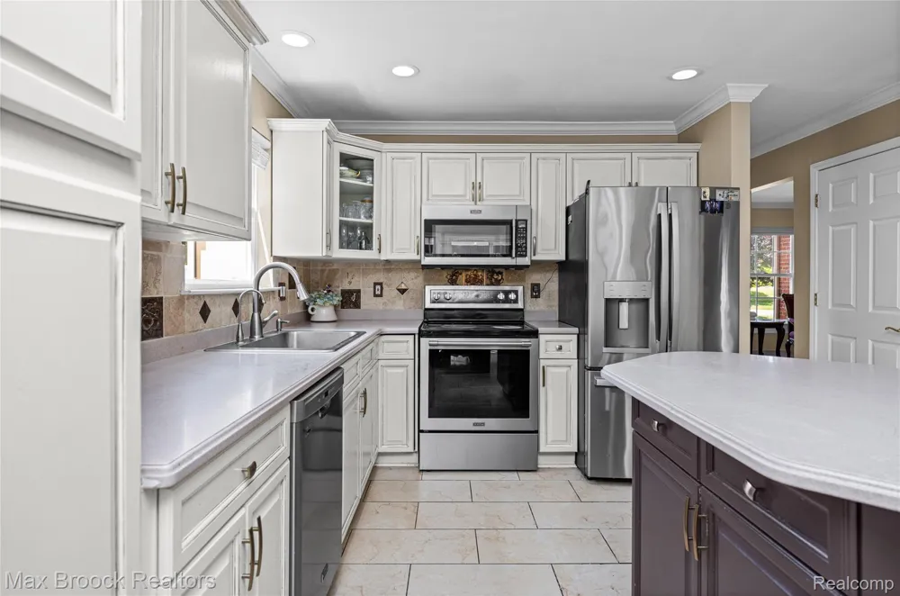 2322 Sandlewood Drive White Lake Charter Township, MI 48383