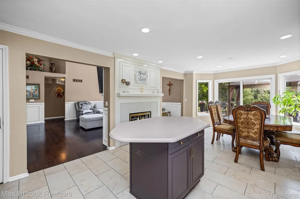 2322 Sandlewood Drive White Lake Charter Township, MI 48383