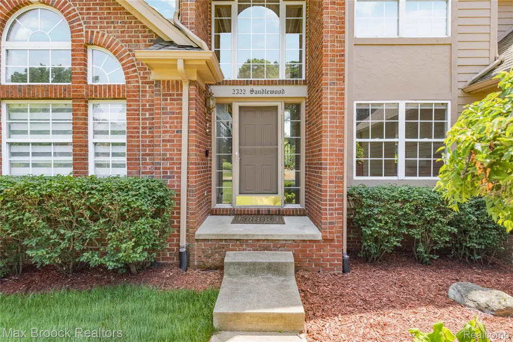 2322 Sandlewood Drive White Lake Charter Township, MI 48383