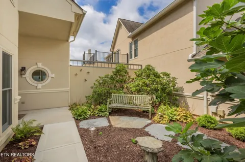 3445 Commodore Point