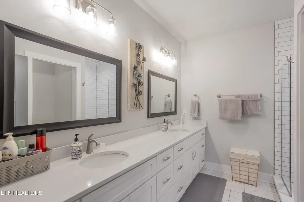 986 Meadow Walk Lane Lenoir City, TN 37772