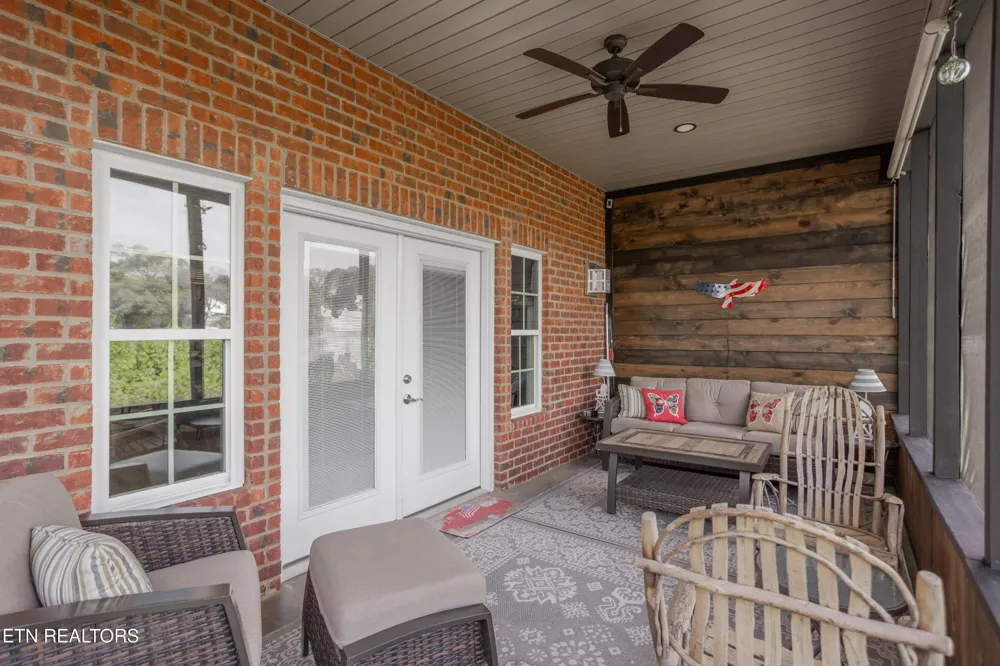 986 Meadow Walk Lane Lenoir City, TN 37772