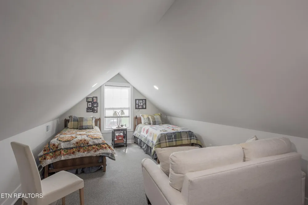 986 Meadow Walk Lane Lenoir City, TN 37772