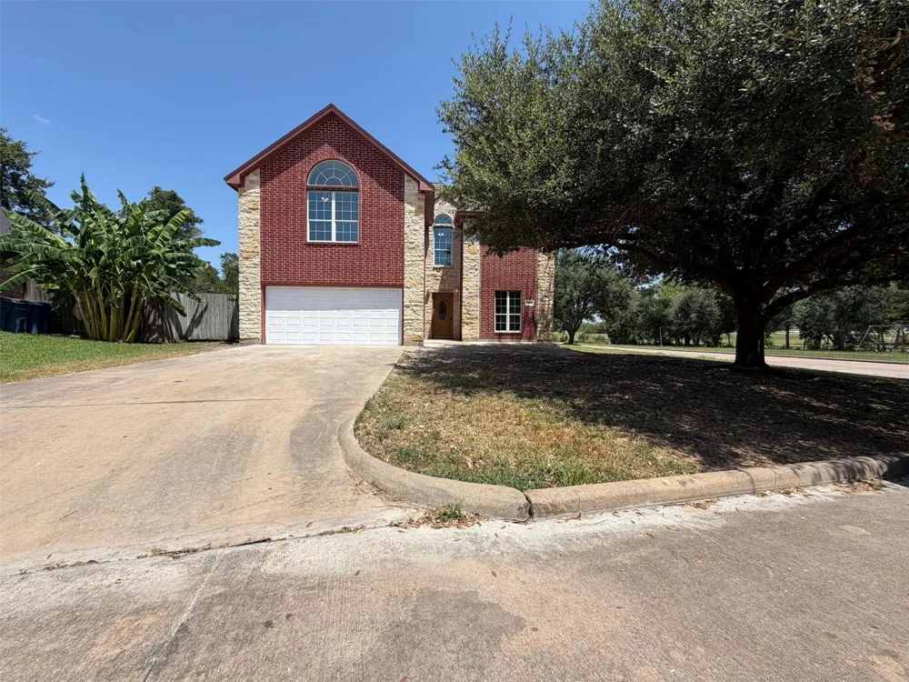 107 S Creek Drive Bellville, TX 77418