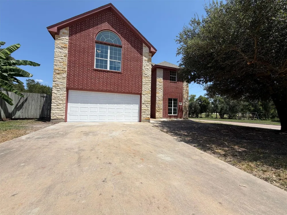 107 S Creek Drive Bellville, TX 77418