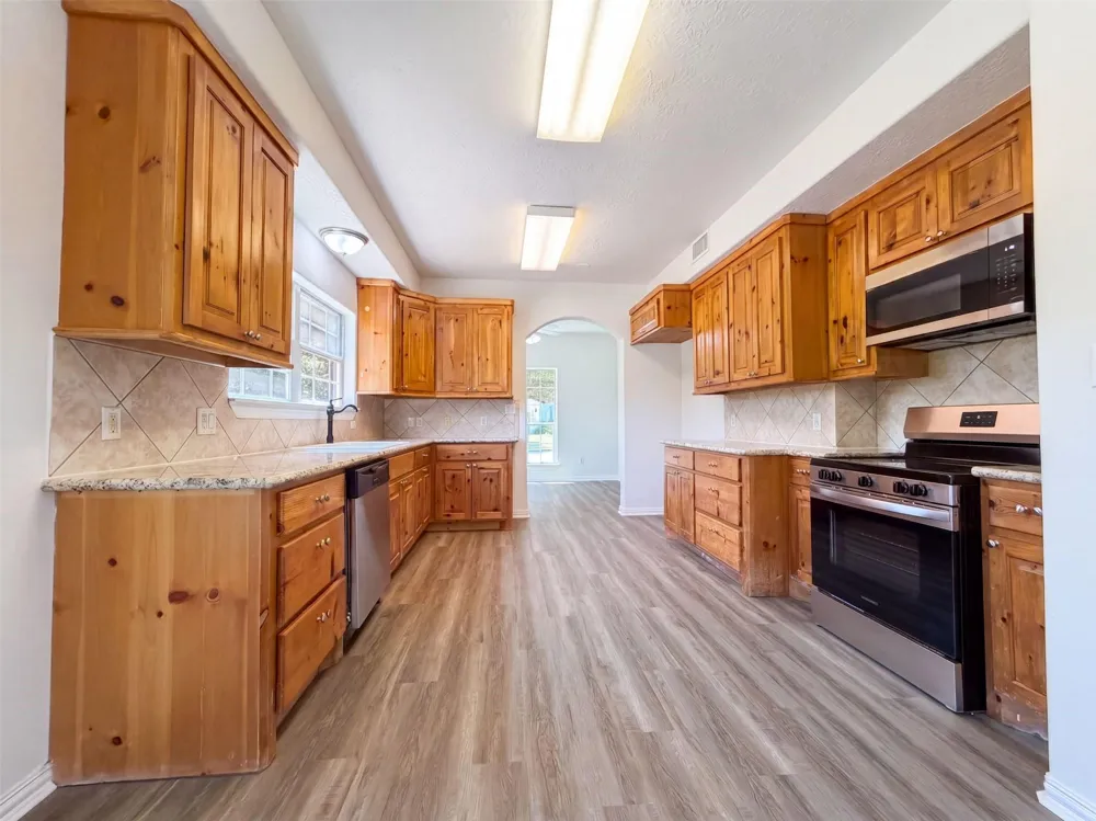 107 S Creek Drive Bellville, TX 77418