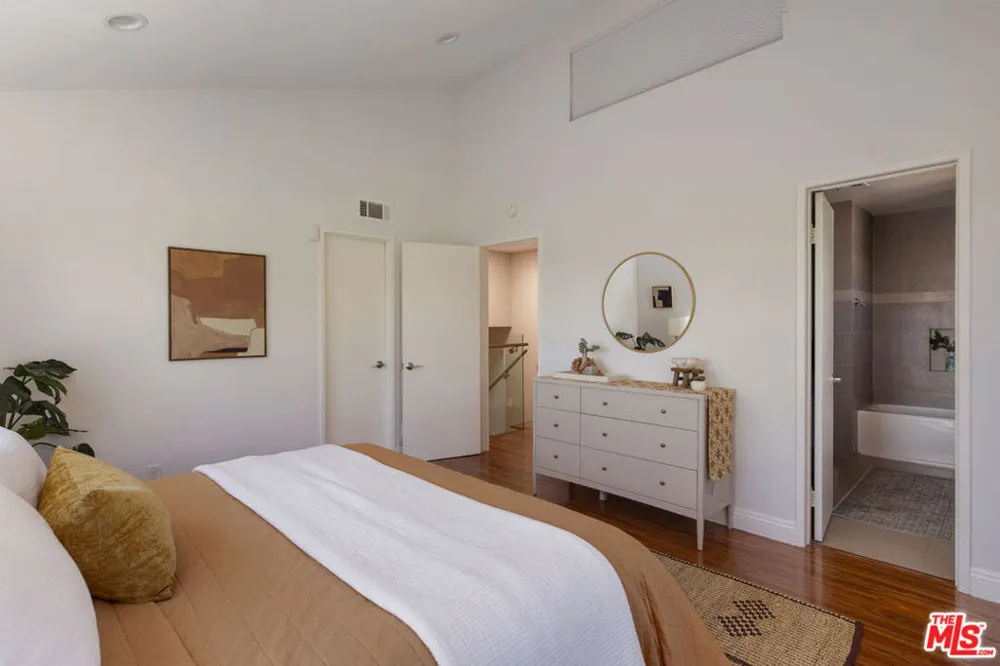3751 Prestwick Drive Los Angeles, CA 90027