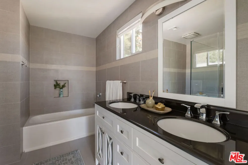 3751 Prestwick Drive Los Angeles, CA 90027