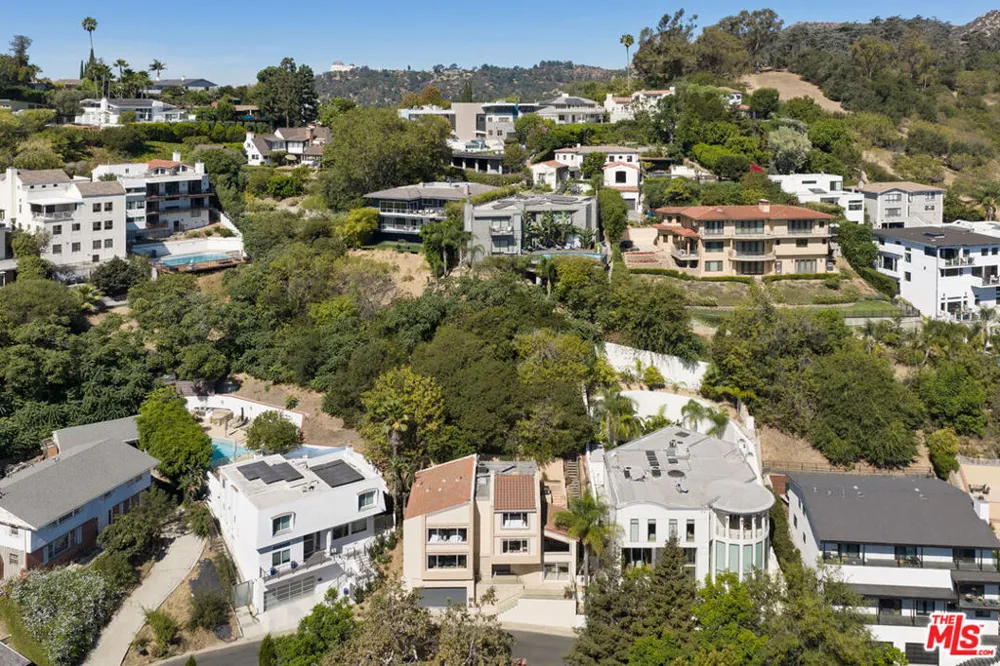 3751 Prestwick Drive Los Angeles, CA 90027