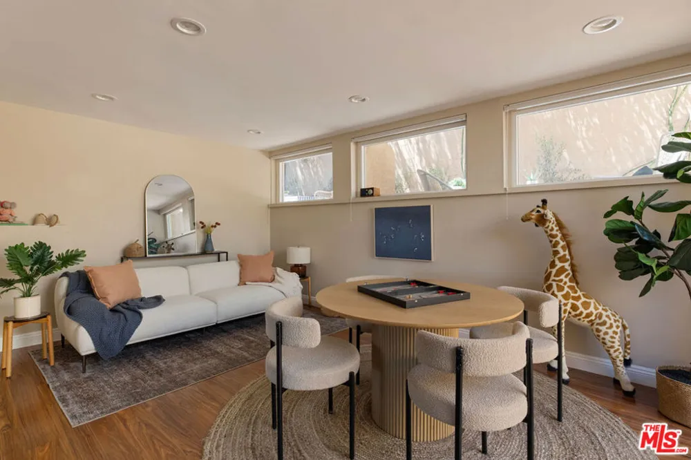 3751 Prestwick Drive Los Angeles, CA 90027