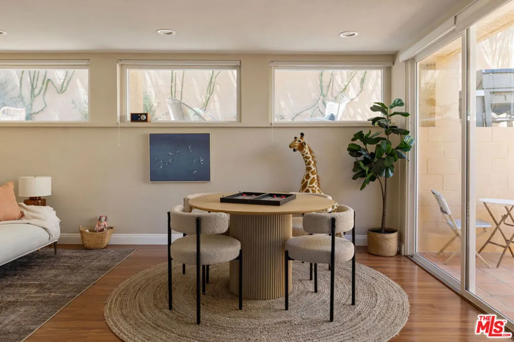3751 Prestwick Drive Los Angeles, CA 90027
