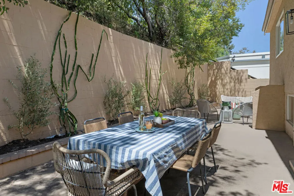 3751 Prestwick Drive Los Angeles, CA 90027