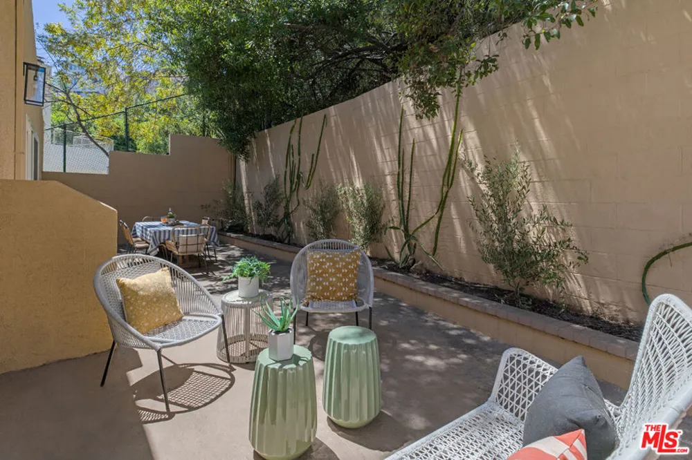 3751 Prestwick Drive Los Angeles, CA 90027
