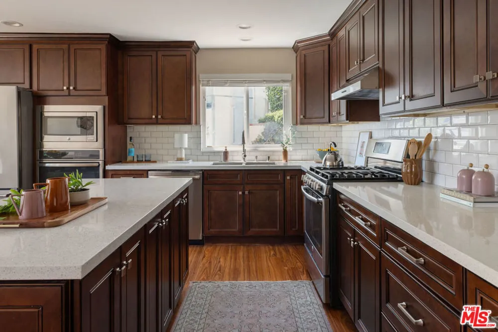 3751 Prestwick Drive Los Angeles, CA 90027