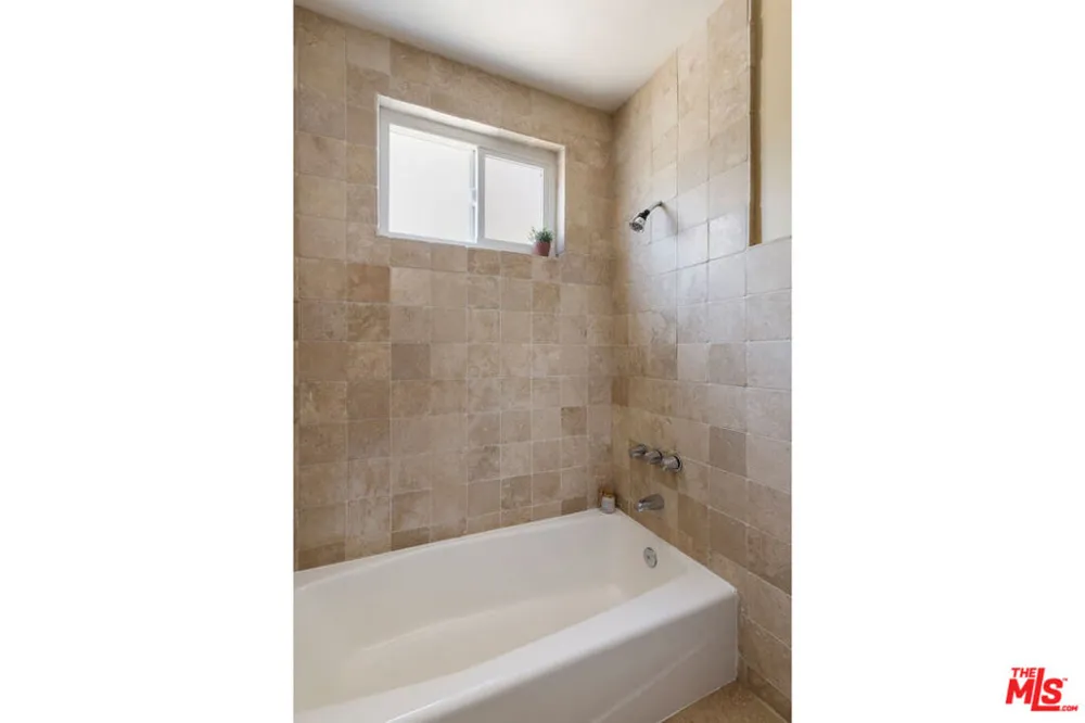 3751 Prestwick Drive Los Angeles, CA 90027