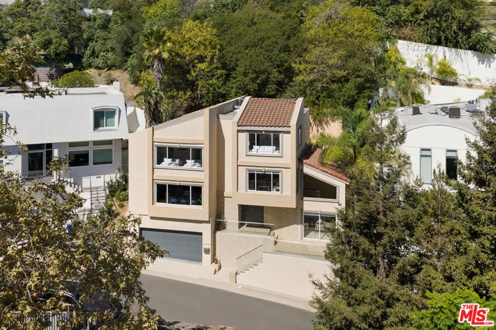 3751 Prestwick Drive Los Angeles, CA 90027