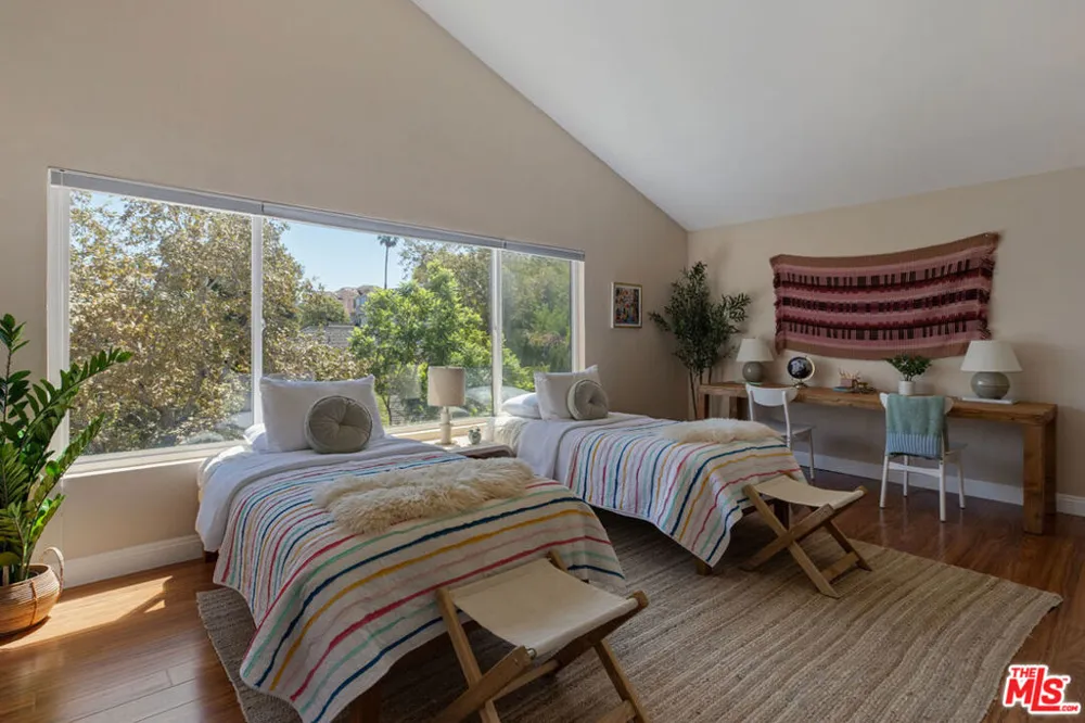3751 Prestwick Drive Los Angeles, CA 90027