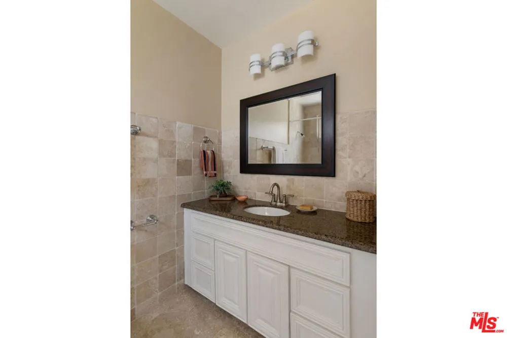 3751 Prestwick Drive Los Angeles, CA 90027