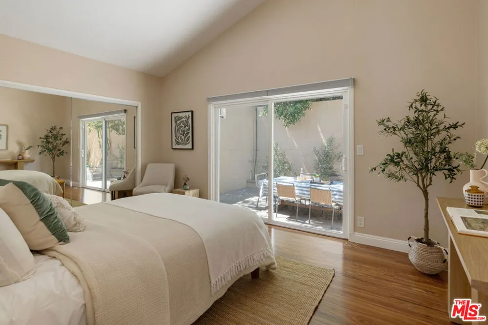 3751 Prestwick Drive Los Angeles, CA 90027