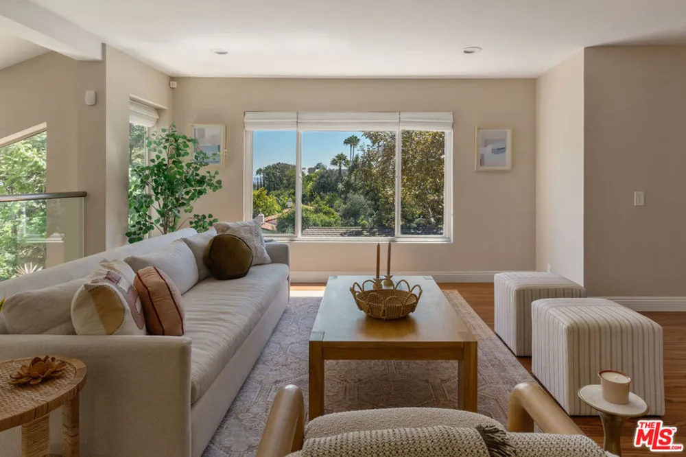 3751 Prestwick Drive Los Angeles, CA 90027