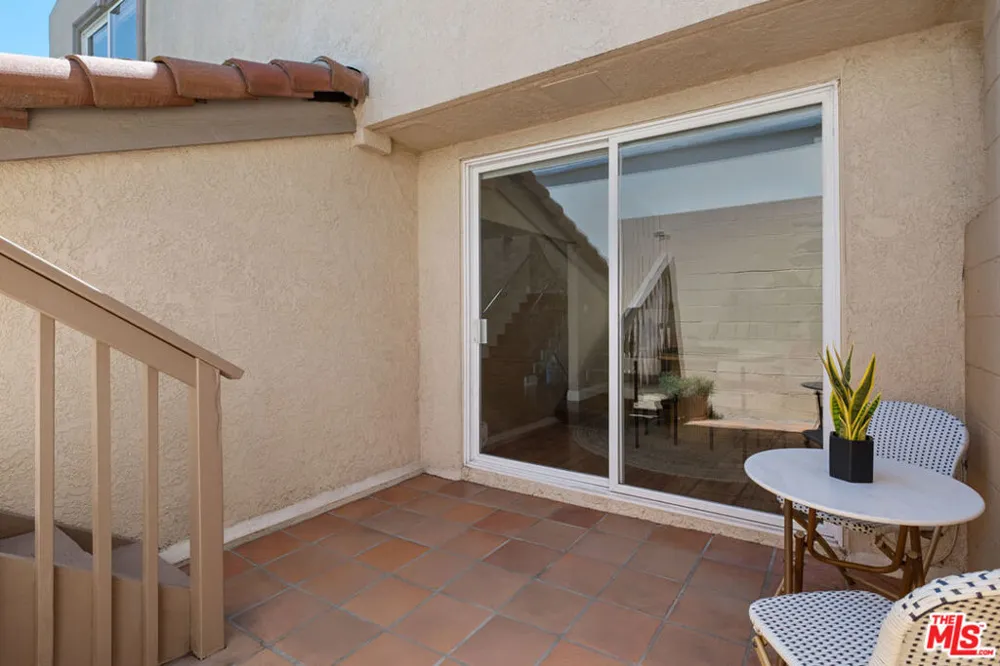 3751 Prestwick Drive Los Angeles, CA 90027