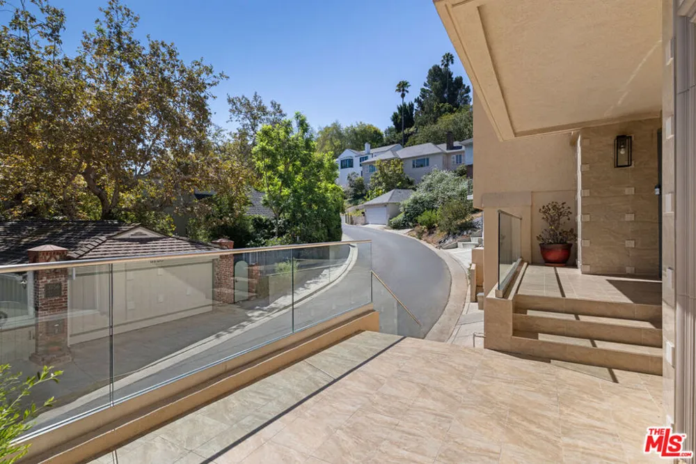 3751 Prestwick Drive Los Angeles, CA 90027