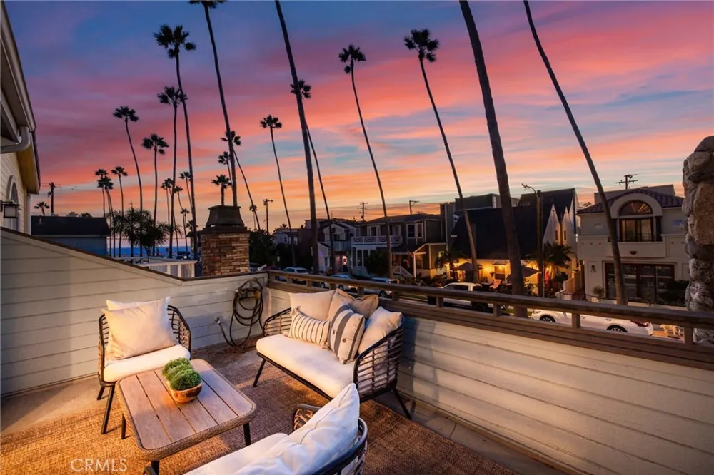 126 8th Seal Beach, CA 90740