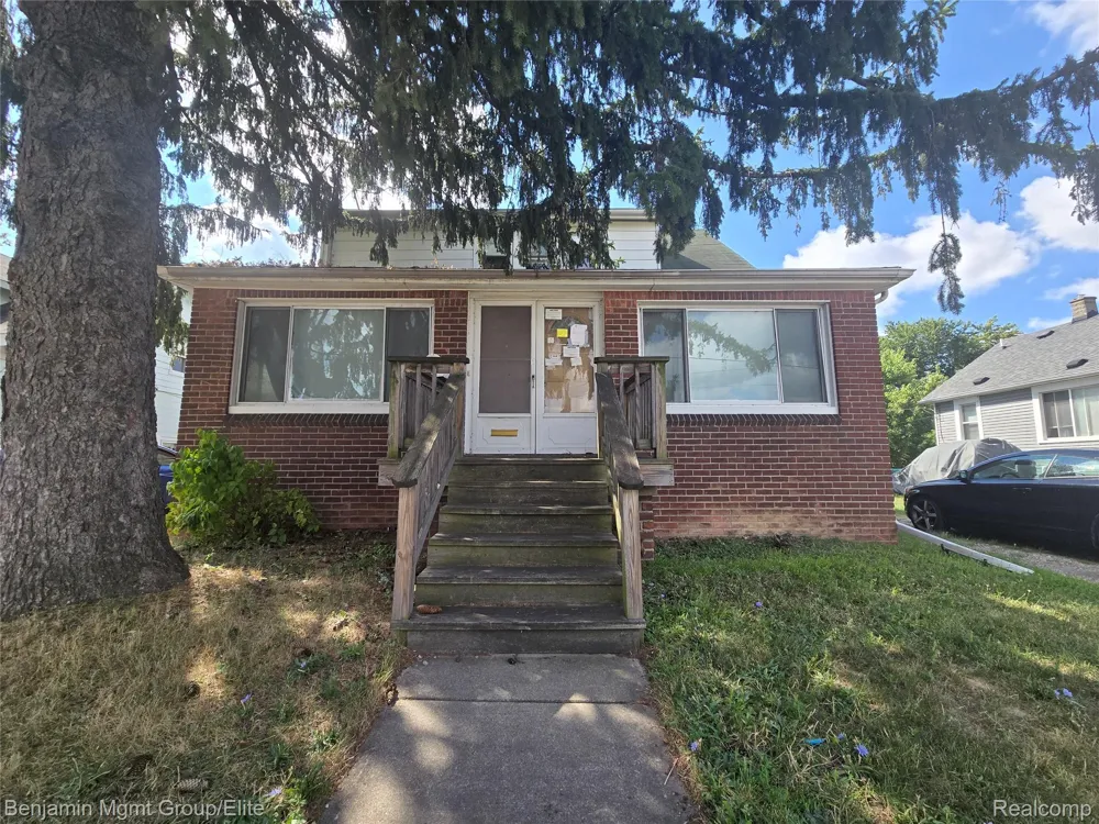 16504 E 10 Mile Road Eastpointe City, MI 48021